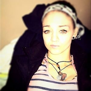 Meet your Posher, Caitlin